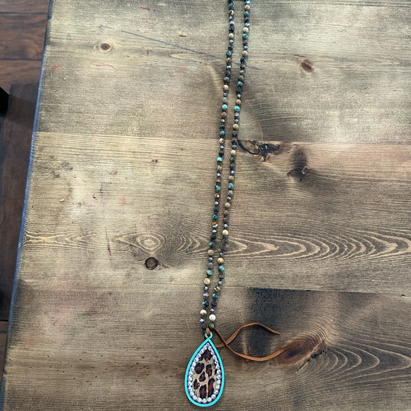 Pink panache necklace and earrings leopard set - Picture 4 of 4